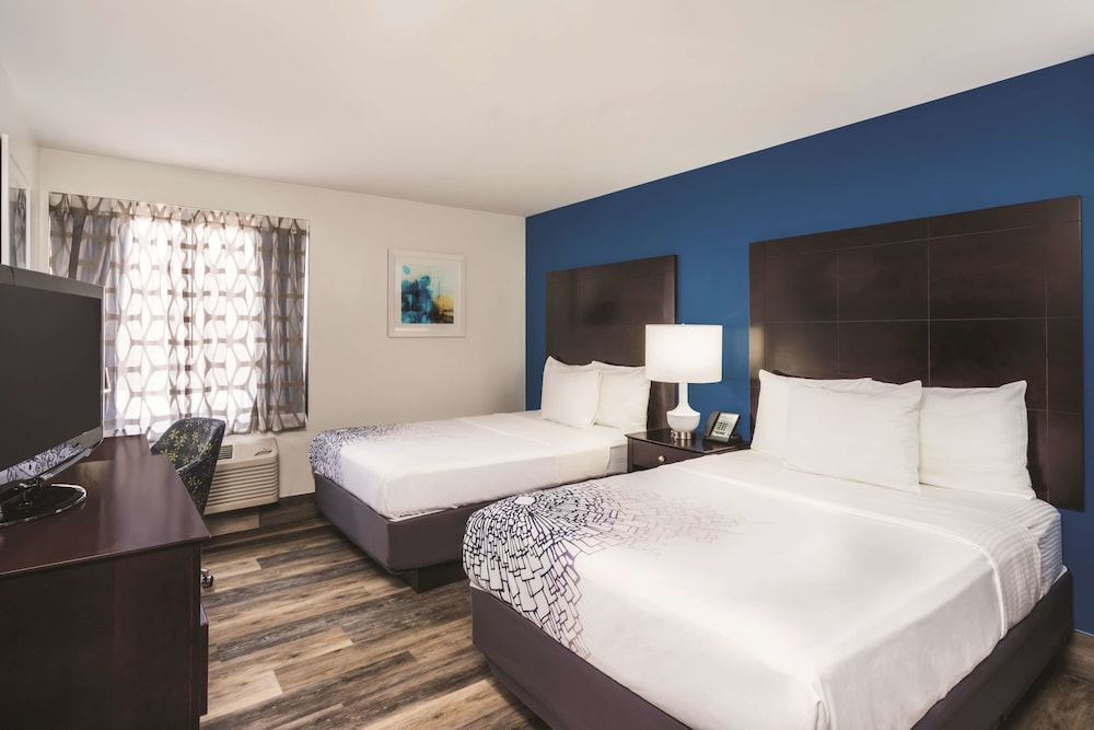 Room, 2 Double Beds, Non Smoking - Photo 3