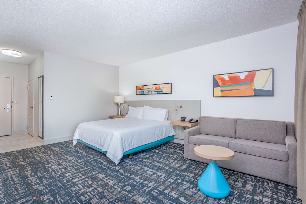 Deluxe Room, 1 King Bed, Accessible, Bathtub (Mobility & Hearing) - Photo 3