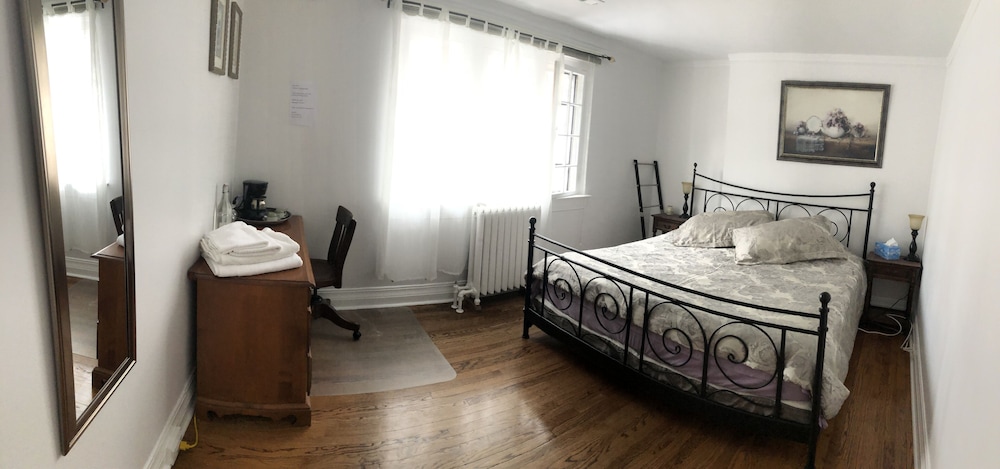 Standard Room, 1 Queen Bed, Shared Bathroom photo 1