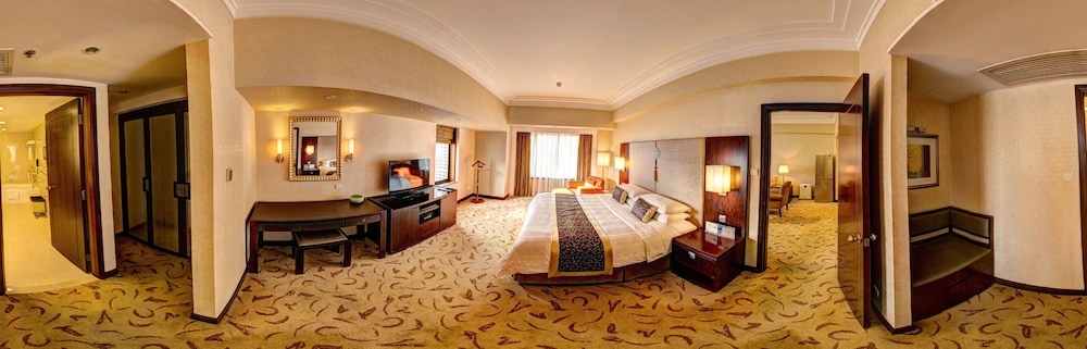 Executive Suite, 1 King Bed - Photo 3