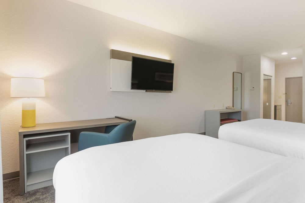 Room, Multiple Beds, Non Smoking - Photo 3