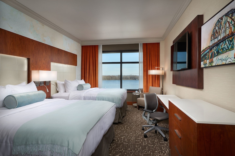 Club Room, 2 Queen Beds, River View