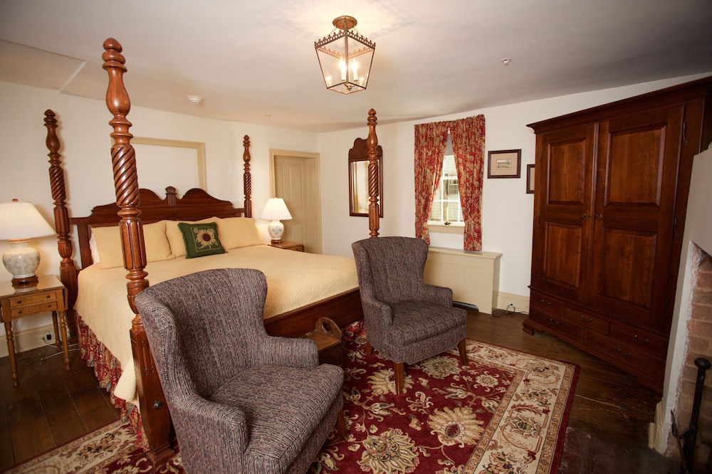 Suite, Kitchen (101 Winter)