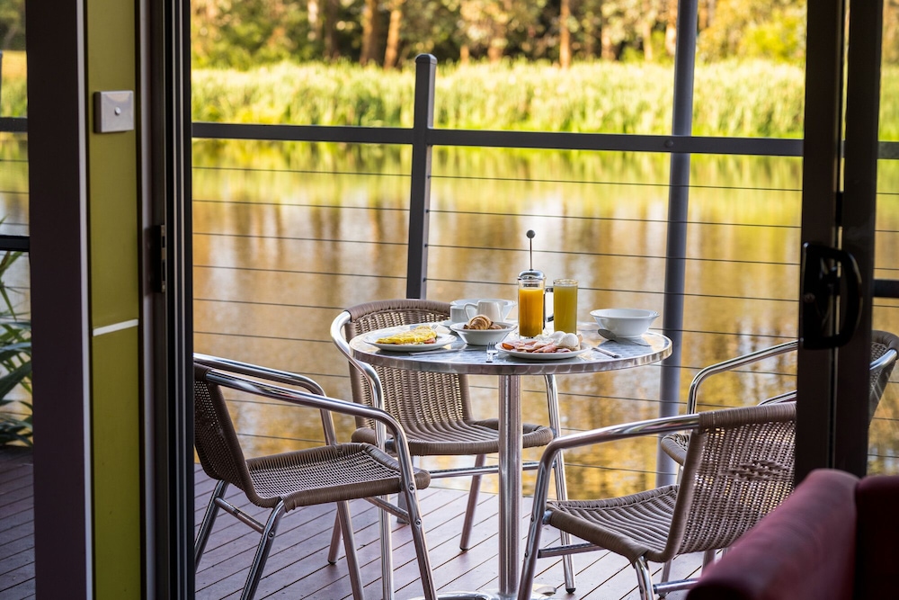 1 Bedroom Lakeside Apartment - Photo 7