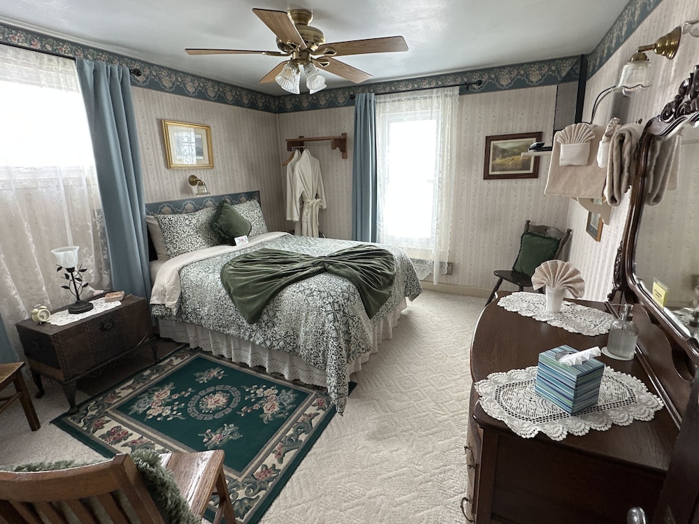 Economy Room, 1 Queen Bed, Shared Bathroom, Mountain View (Room 8) photo 1