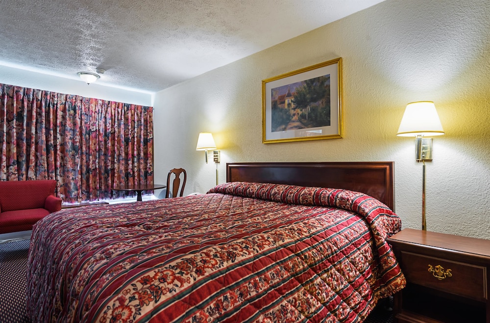 Deluxe Room, 1 King Bed, Non Smoking, Refrigerator & Microwave photo 2