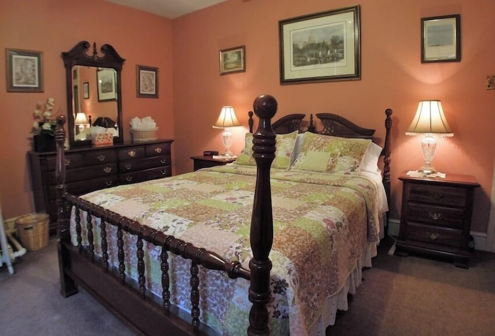 Classic Room, 1 Queen Bed, Shared Bathroom (Peach Room)