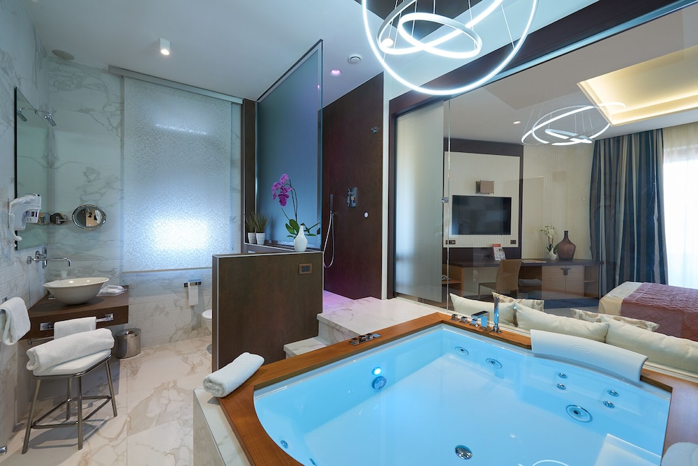 Suite (Jacuzzi) - Photo 4