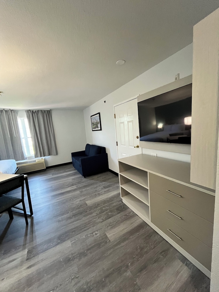 Suite, Multiple Beds, Non Smoking - Photo 7