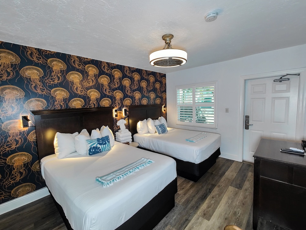 Signature Room, 2 Double Beds, Poolside photo 1