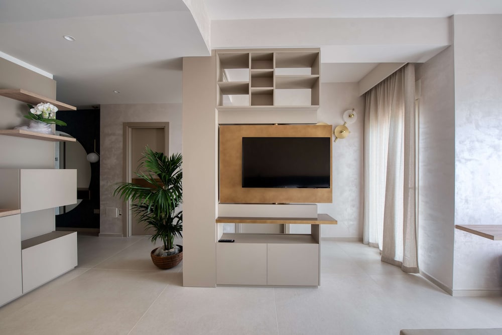 Suite, 1 Queen Bed, Balcony, Sea View (Living Room;with Sofabed) photo 2
