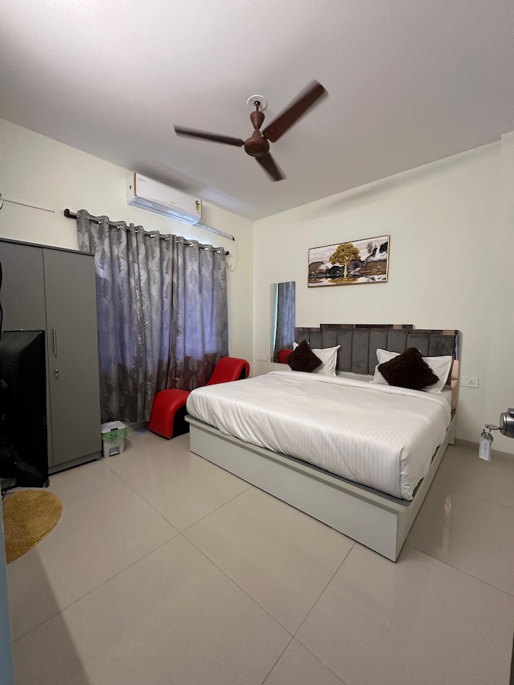 Deluxe Room, City View - Photo 7