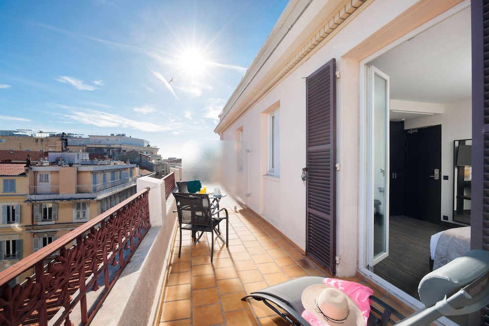 Deluxe Room, 1 King Bed, Non Smoking, Terrace - Photo 14