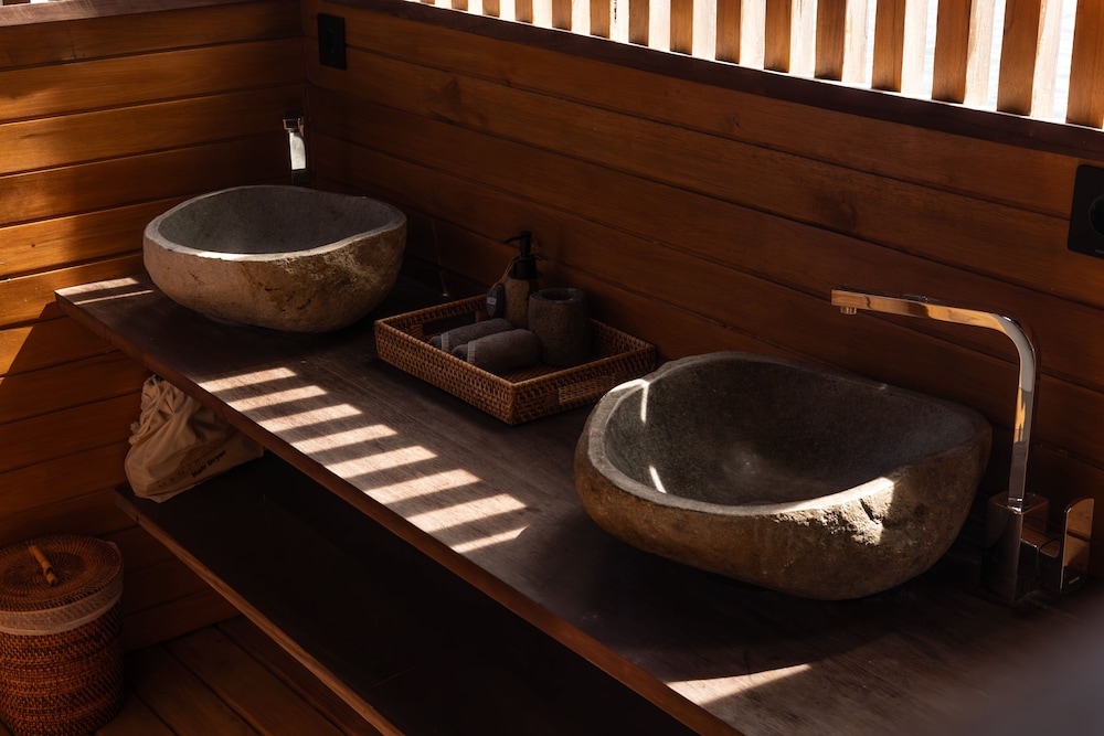 Deluxe King Sea Suite, Overwater photo 3
