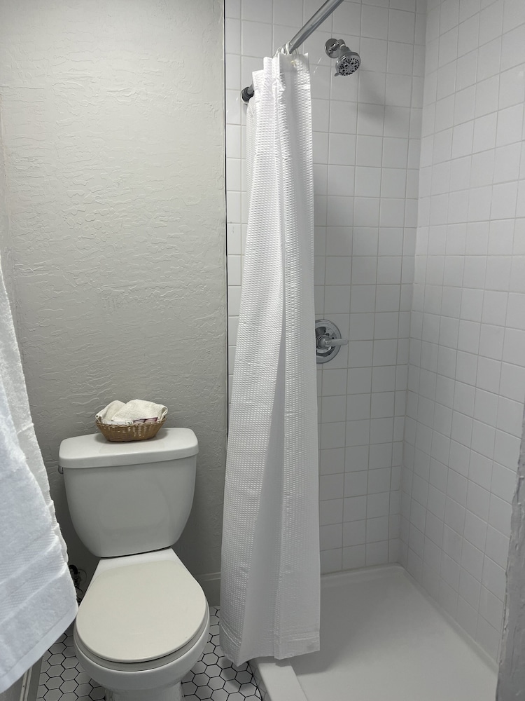 Room, Multiple Beds - Photo 5