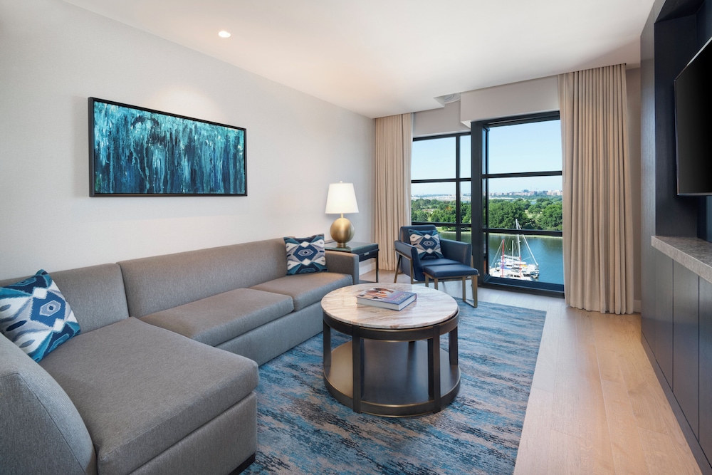 Suite, 1 Bedroom, Roll-in Shower (Mobility Accessible)