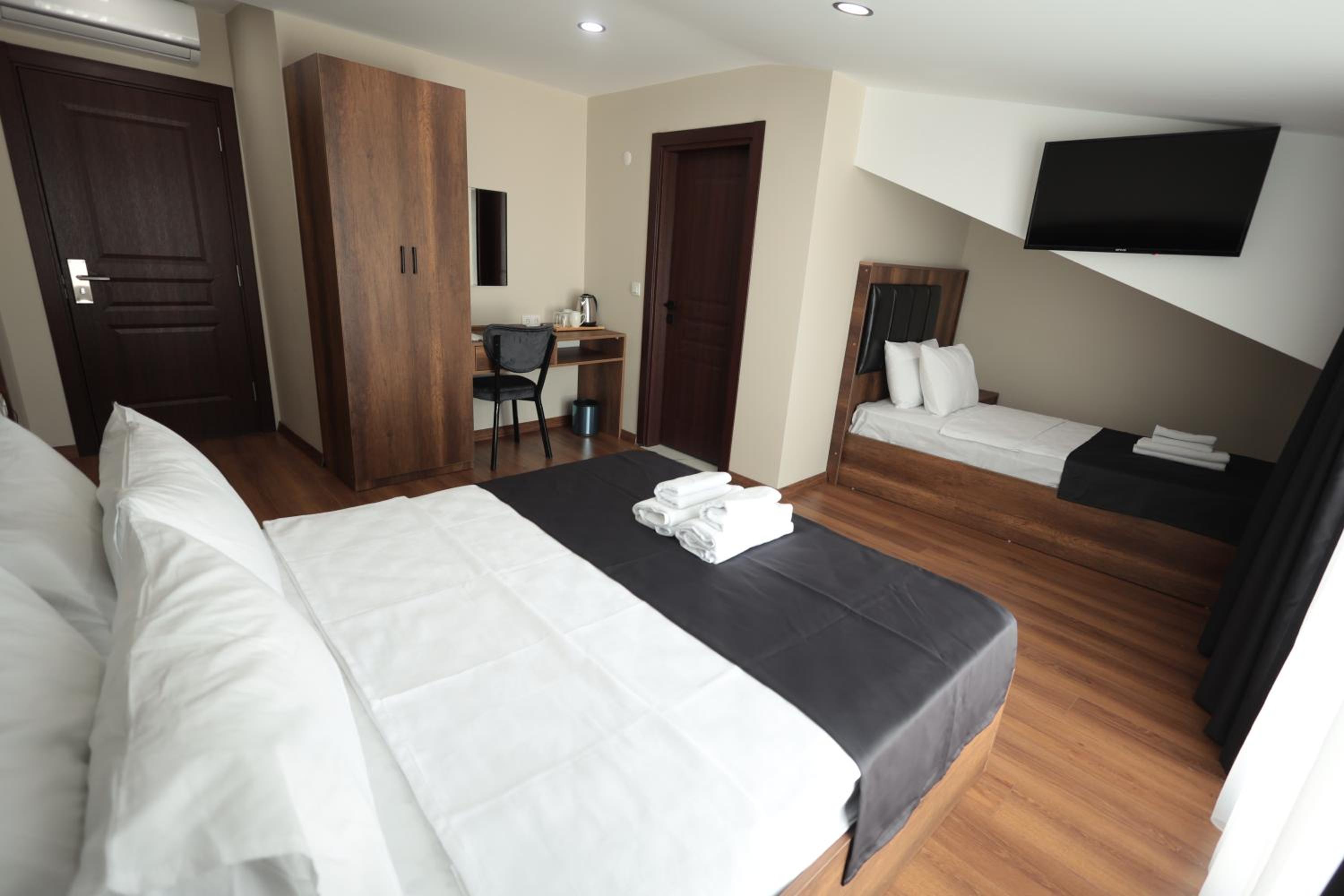Triple Room with Balcony - Photo 4