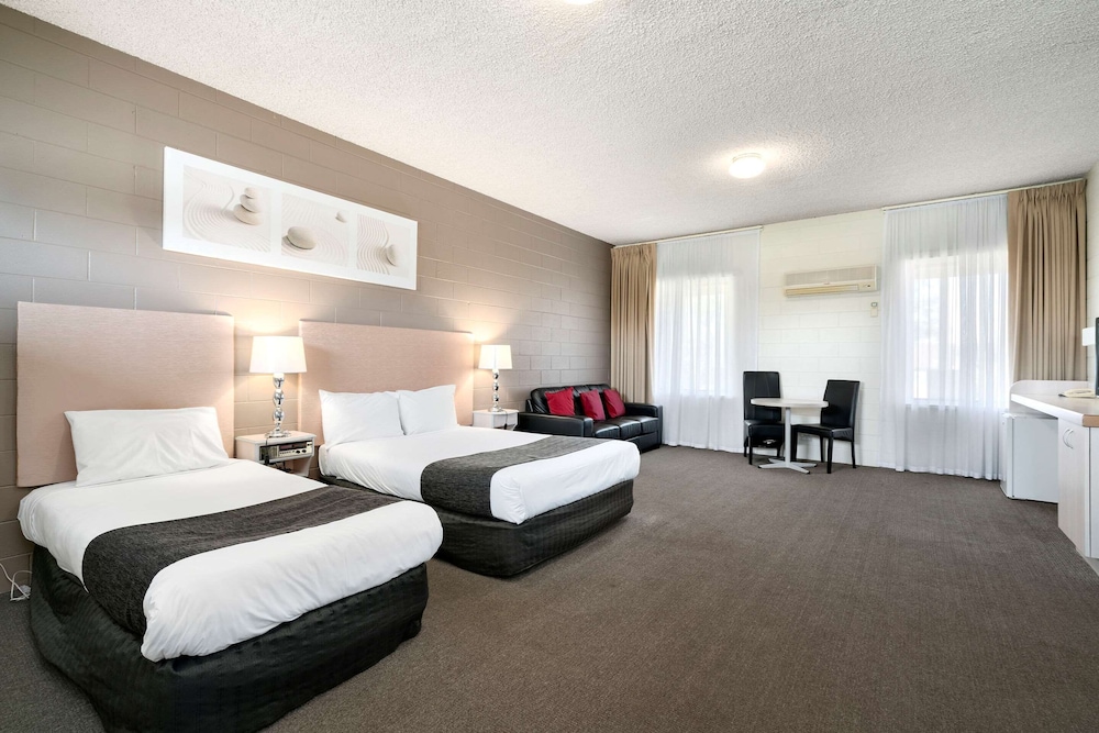 Standard Suite (1 Queen Bed & 1 Twin Bed) - Photo 1