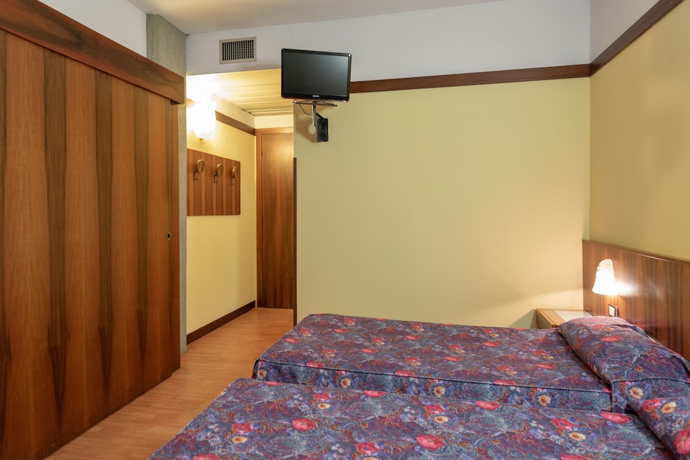 Economy Room