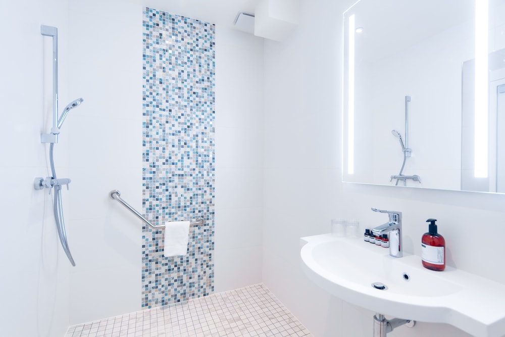 Standard Triple Room thumbnail 6