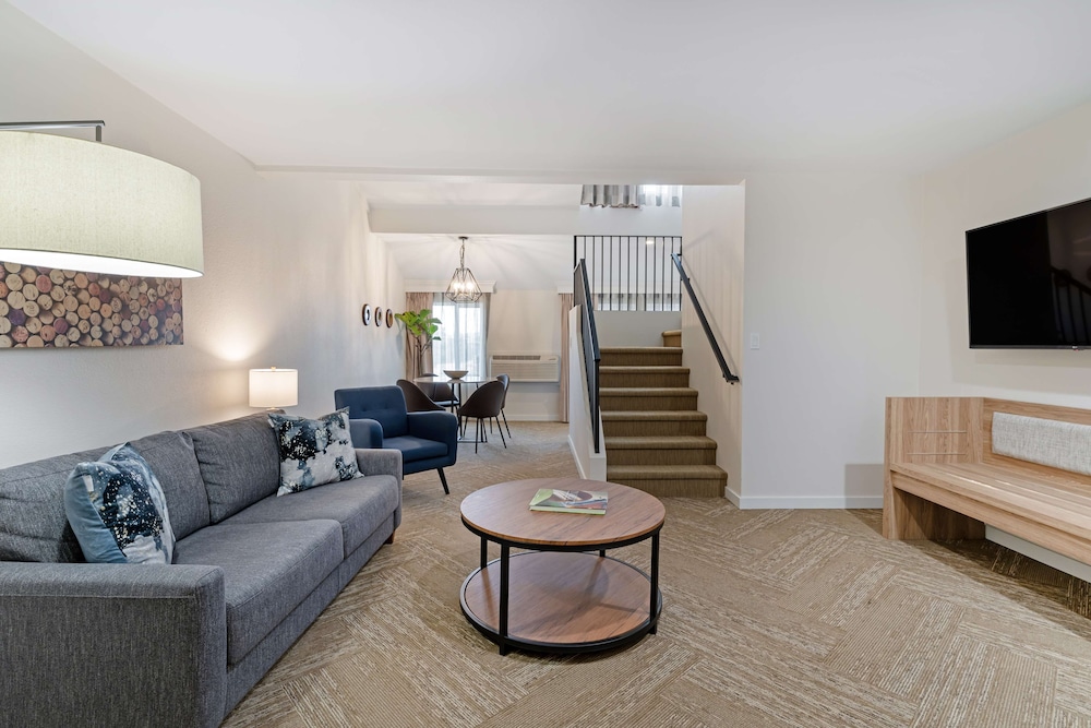 Suite, Multiple Beds, Non Smoking, Refrigerator & Microwave (Living Room;with Sofabed) photo 2