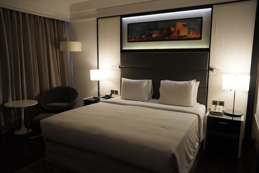 Suite, 1 King Bed, Accessible, Club Lounge Access