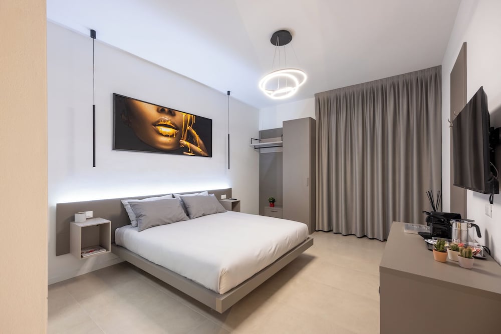 Luxury Room, 1 King Bed, Private Bathroom, City View