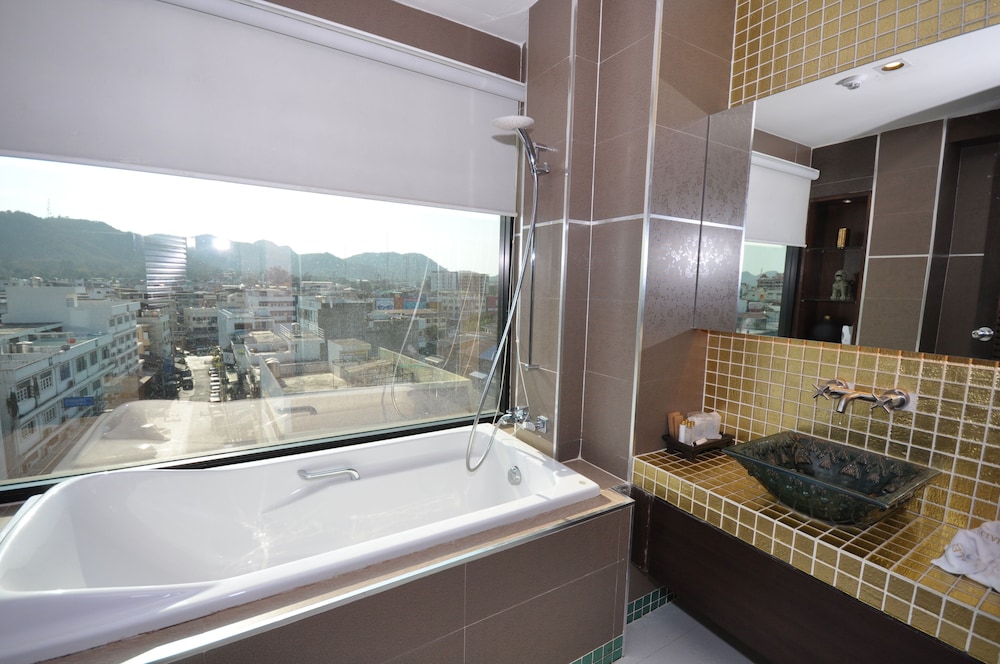 Superior Room, 1 King Bed, Bathtub, City View (No Balcony) photo 3
