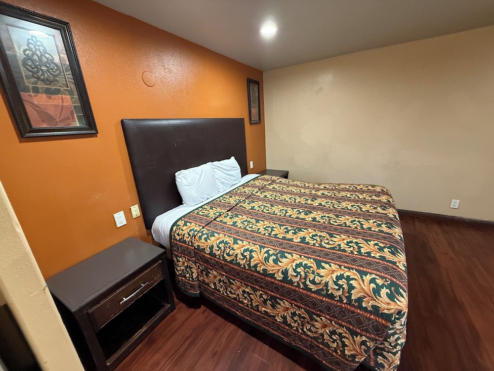 Room, 1 King Bed, Jetted Tub photo 1