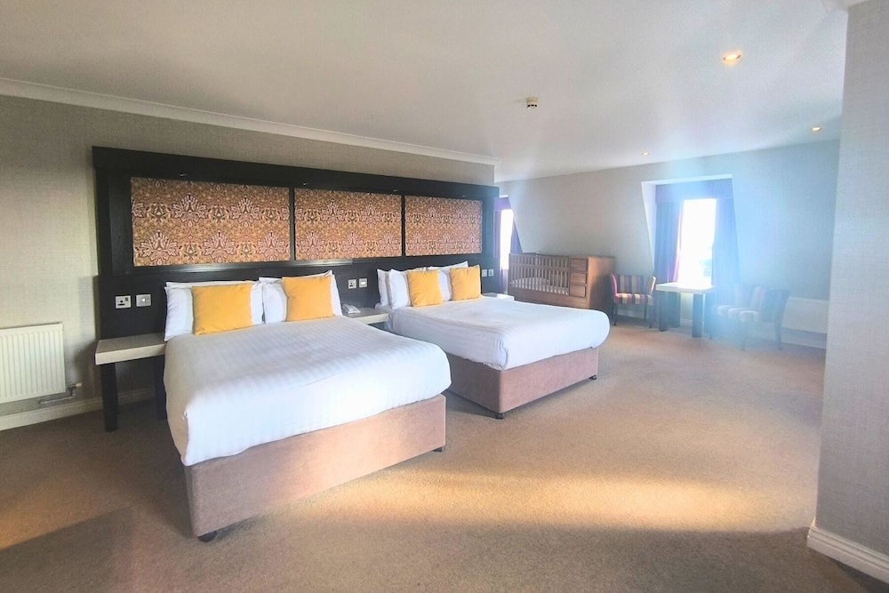Deluxe Family Suite - 2 Double Beds & 1 Single Bed - Photo 2