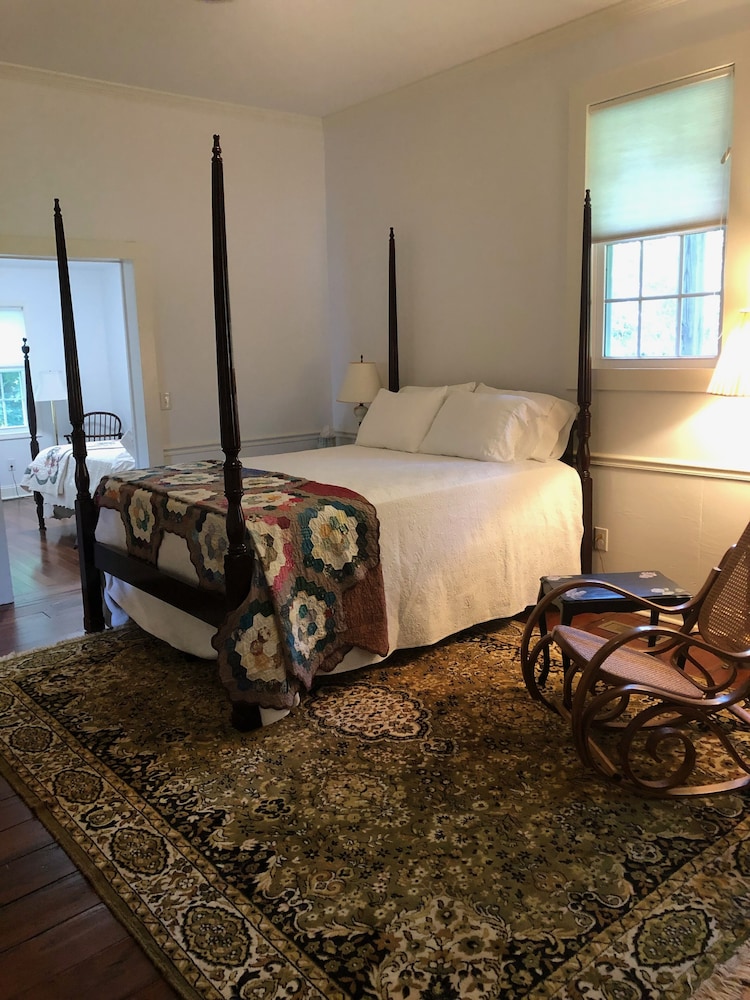 Deluxe Cottage, Accessible, Shared Bathroom (1850) photo 2