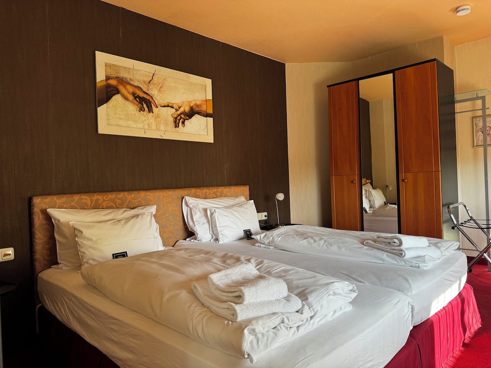 Standard Room, Multiple Beds (Family Room) photo 3