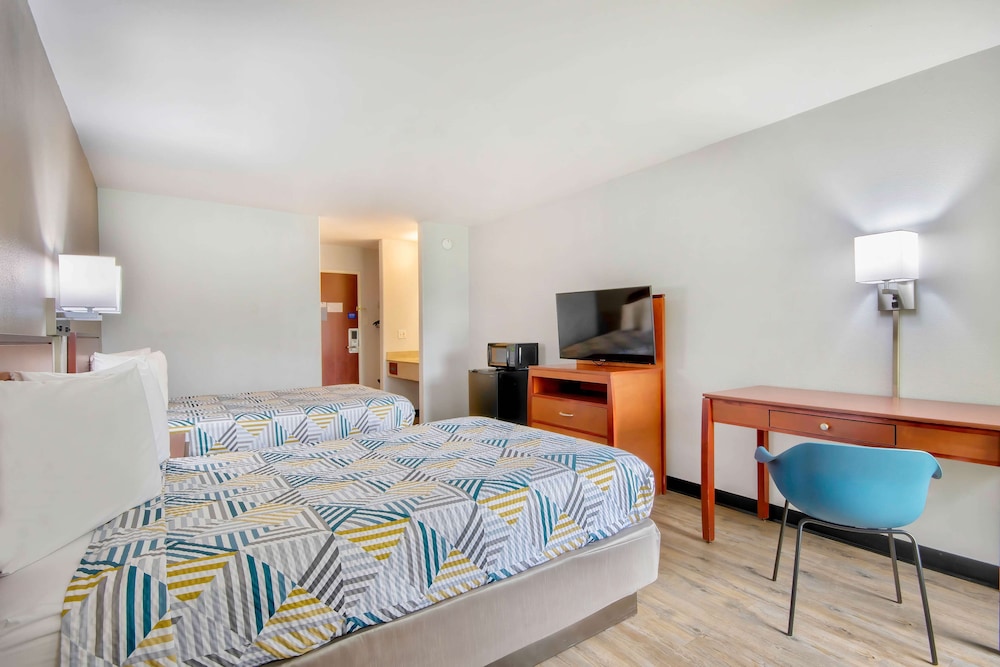 Standard Room, 2 Queen Beds, Non Smoking, Refrigerator & Microwave - Photo 3
