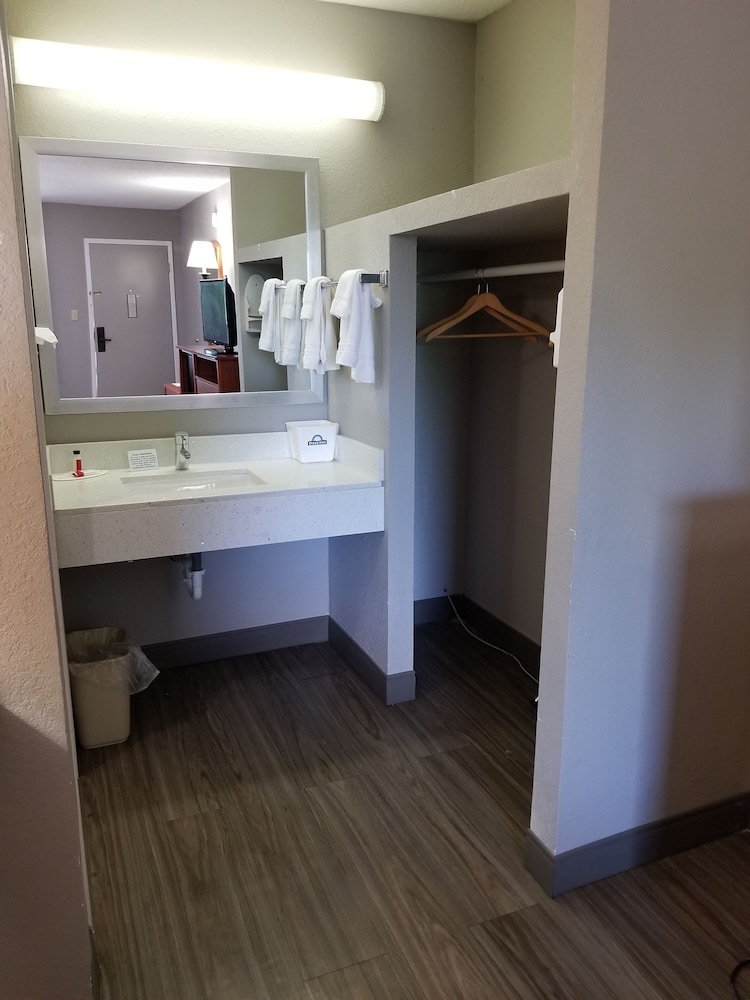 Room, 1 Double Bed, Smoking, Refrigerator - Photo 3