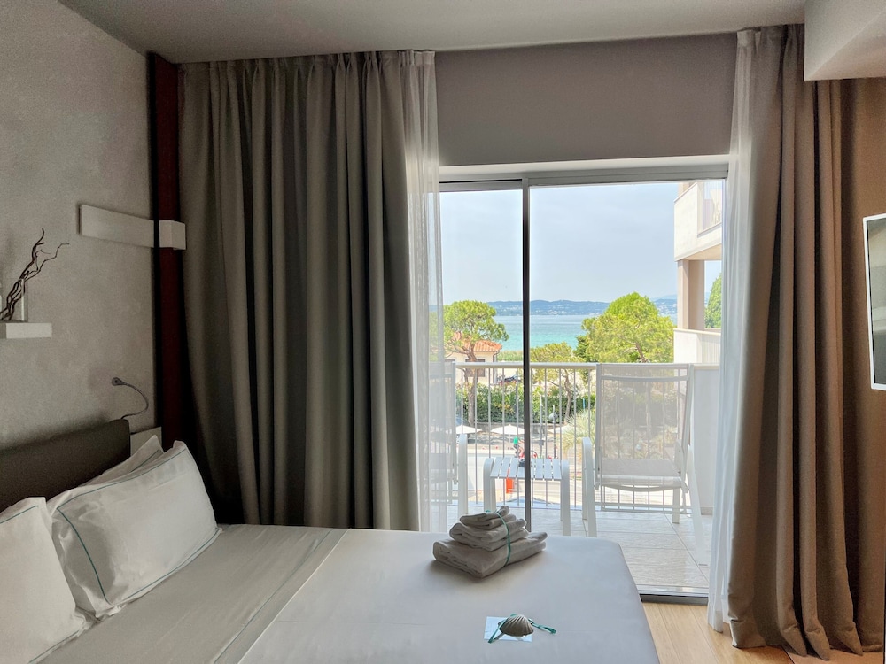 Prestige Double Room, partial lake view (free access SPA)