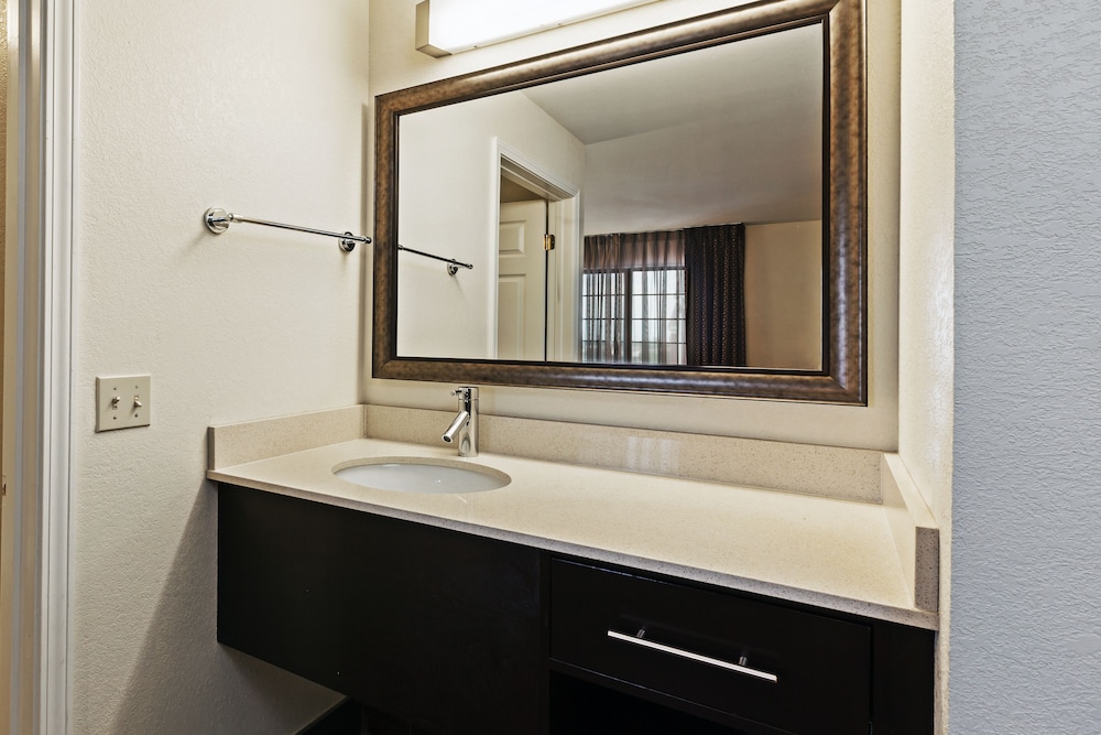 Suite, 1 Queen Bed - Photo 6