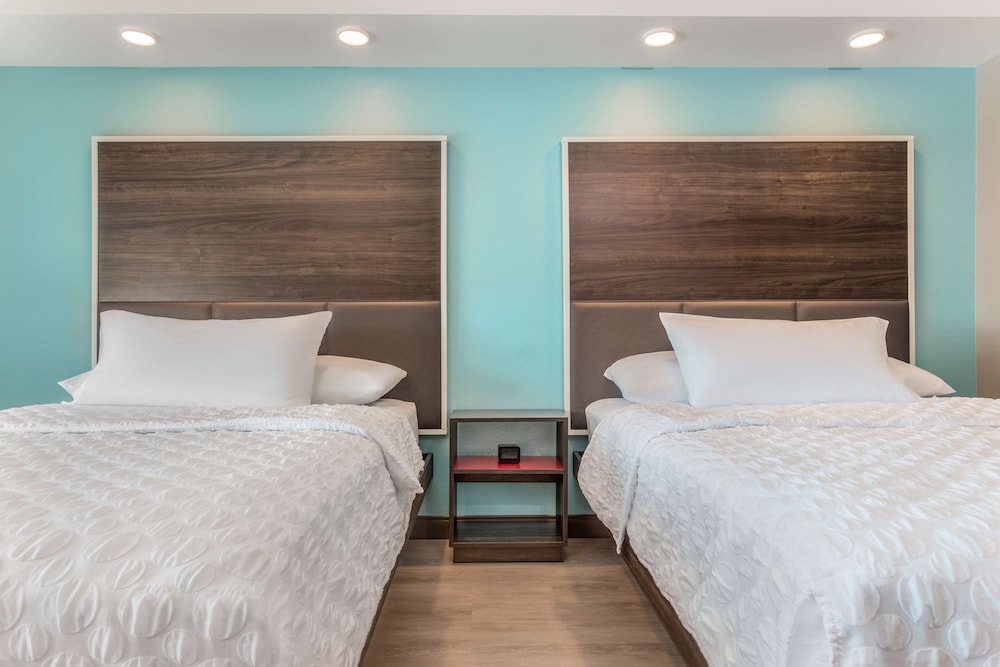 Room, 2 Queen Beds, Accessible, Bathtub photo 2