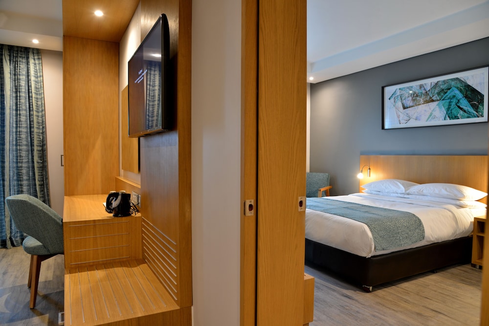 Double Room, Non Smoking - Photo 8