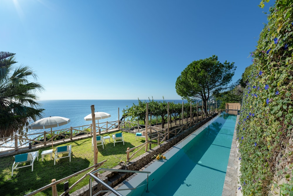 Double Room with Balcony and Sea View thumbnail 5