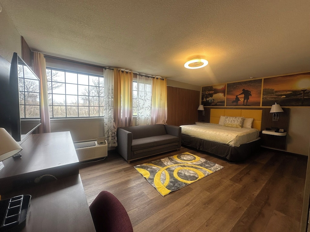 Deluxe Studio Suite, 1 King Bed with Sofa bed photo 2