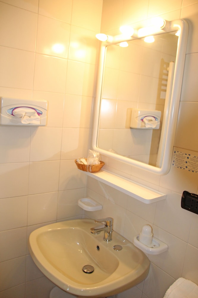 Standard Triple Room - Photo 4