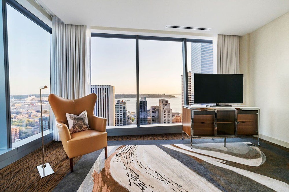 Premier Suite, 1 King Bed, Accessible, City View