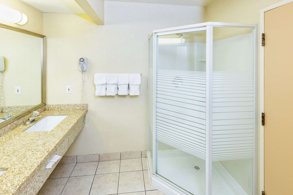 Suite, 1 Bedroom, Non Smoking, Hot Tub - Photo 7
