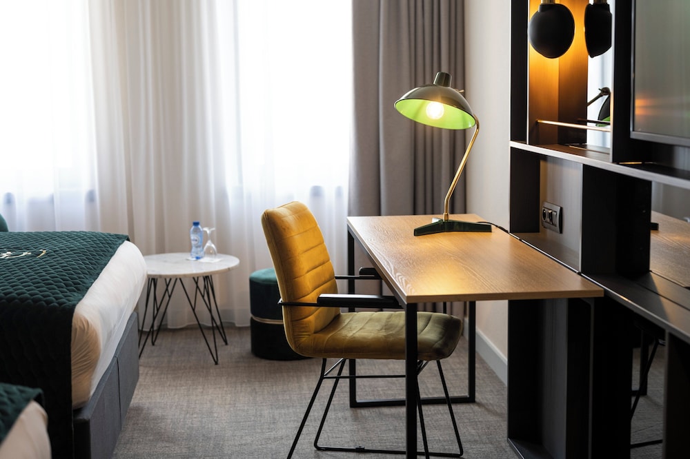 Standard Room, 2 Double Beds (Mid Floor) - Photo 9