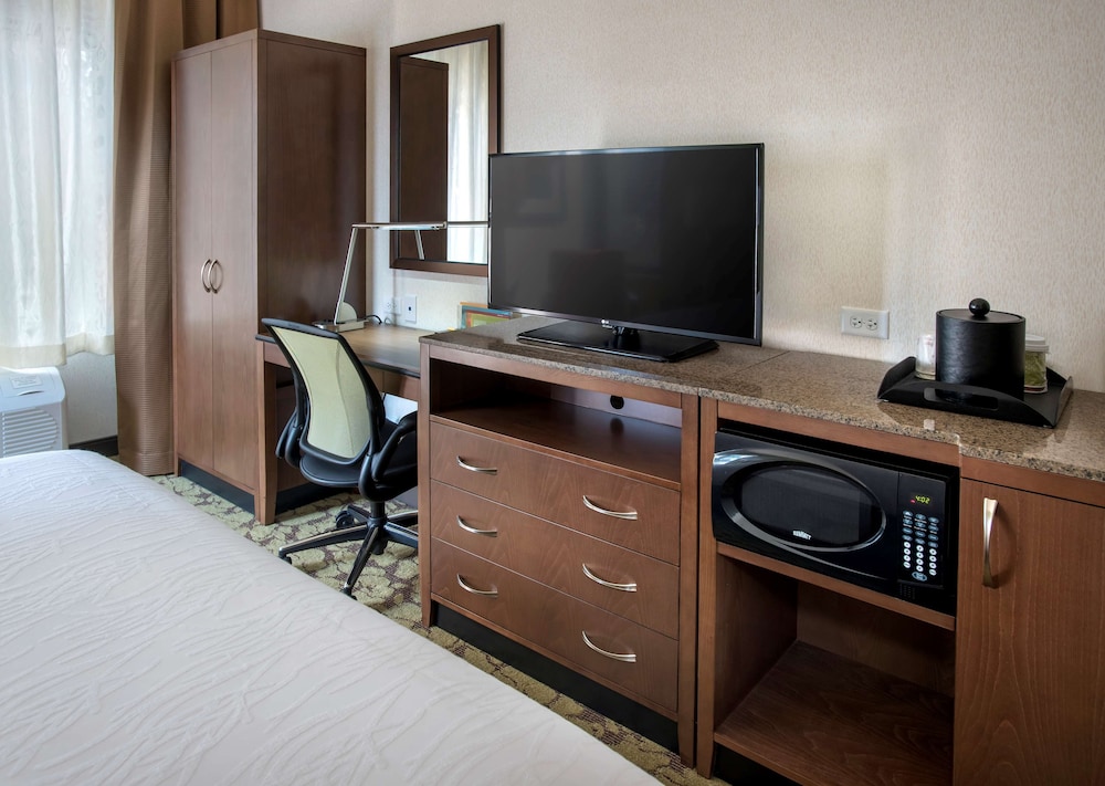 Room, 2 Queen Beds, Accessible (Roll In Shower)