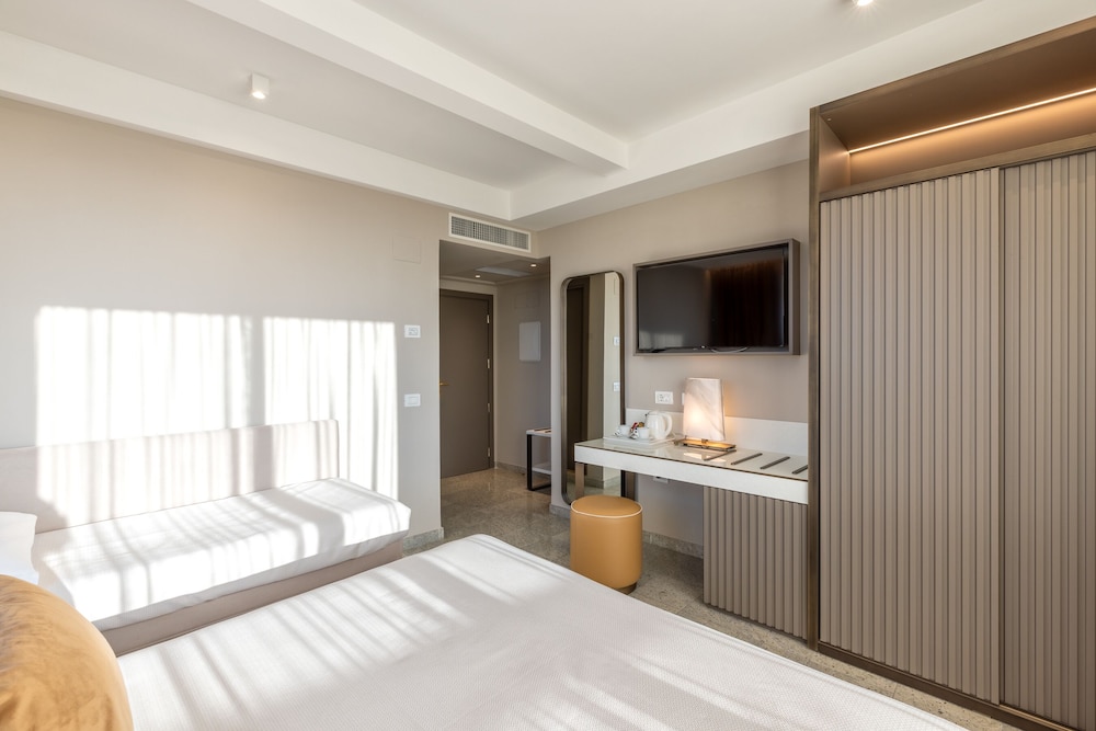 Deluxe Triple Room - Photo 7