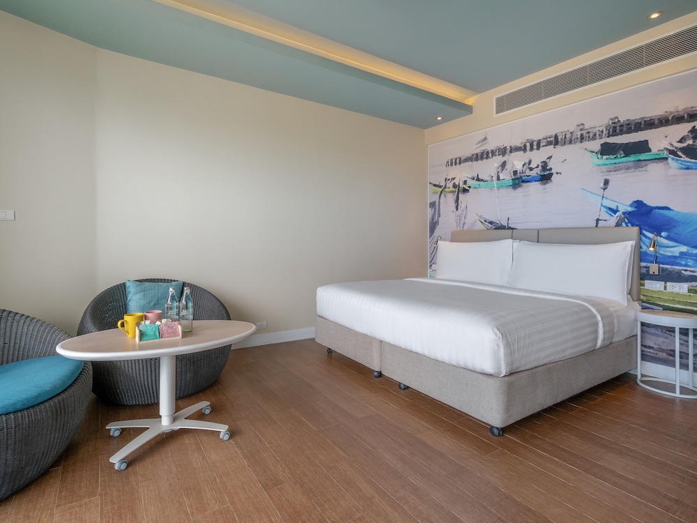 Deluxe Room, 1 King Bed, Corner photo 2