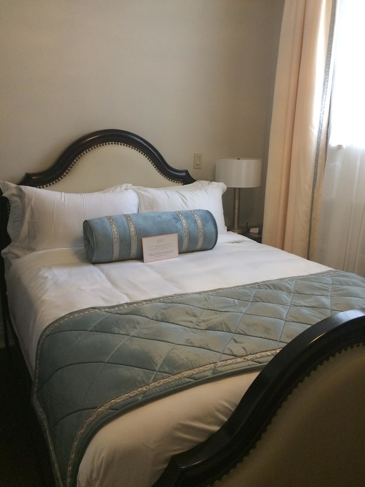 Lower Level 1 Queen Bed