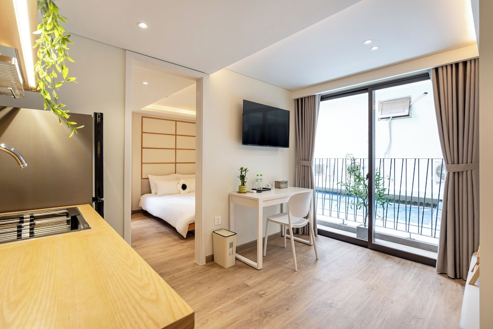Tatami Junior One-bedroom Suite Balcony - Garden View