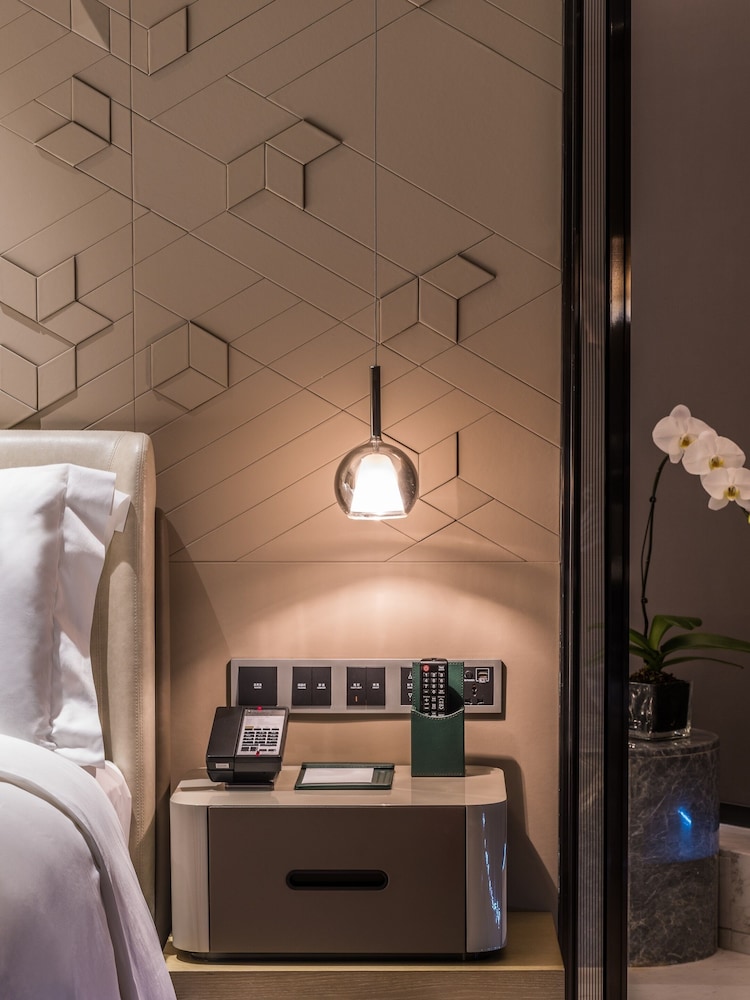 Classic Room, 1 King Bed, City View (High Floor)